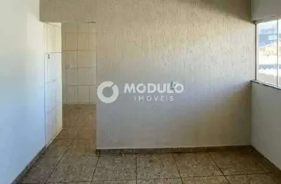 Apartamento com 3 quartos para alugar na Rua Conquista, --, Martins, Uberlândia