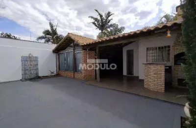 Casa disponivel para locação no bairro jardim karaiba.