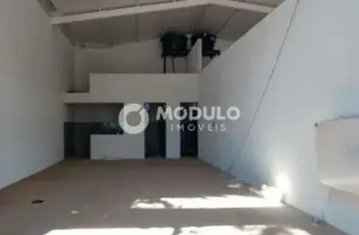 Loja comercial de esquina disponivel para locação no bairro tubalina.