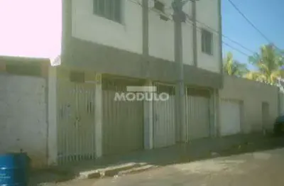 Apartamento com 3 quartos para alugar na Rua Caiapônia, --, Centro, Uberlândia