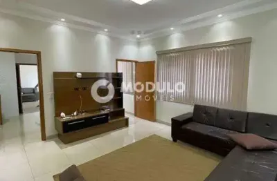 Casa comercial / residencial à venda, 3 quartos, 1 suíte, 2 vagas, marta helena - uberlândia/mg