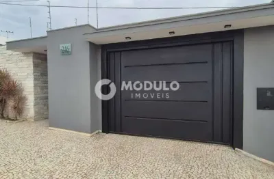 Casa com 4 quartos para alugar na Rua Guaíra, --, Jardim Karaíba, Uberlândia