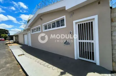 Casa com 3 quartos para alugar na Rua Cambuquira, --, Osvaldo Rezende, Uberlândia