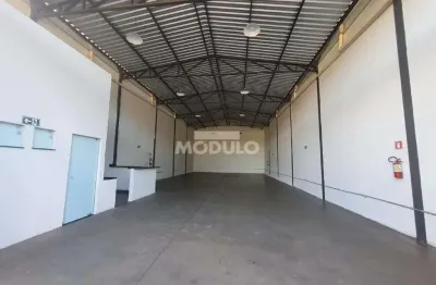 Barracão comercial disponível para locação no bairro pequis.