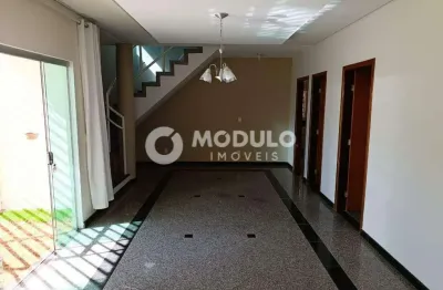 Casa com 6 quartos para alugar na Rua Maria José Durães, --, Alto Umuarama, Uberlândia