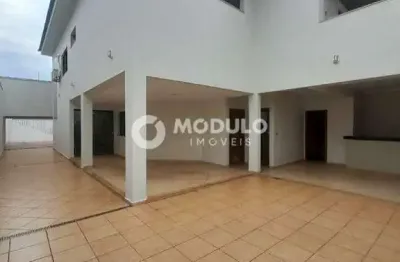 Casa residencial disponível para locação no bairro jardim karaiba.