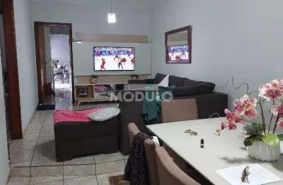 Casa com 3 quartos para alugar na Rua do Estudante, --, Planalto, Uberlândia