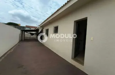 Casa com 3 quartos para alugar na Rua Antônio Salviano de Rezende, --, Santa Mônica, Uberlândia