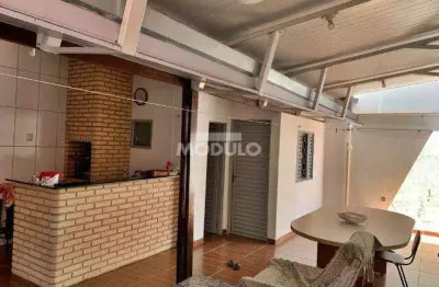 Casa com 3 quartos para alugar na Rua José Lozzi, --, Jardim Patrícia, Uberlândia