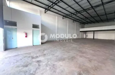 Galpão comercial disponível para locação no bairro custodio pereira.