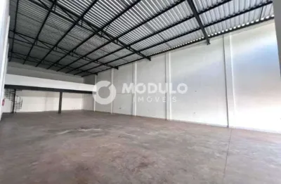 Galpão comercial disponível para locação no bairro custodio pereira.