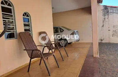 Casa residencial à venda, 3 quartos, 1 suíte, 2 vagas, santa mônica - uberlândia/mg