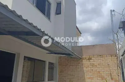 Sobrado à venda, 2 quartos, 1 suíte, 2 vagas, cidade jardim - uberlândia/mg