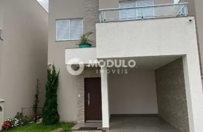 Casa estilo sobrado disponivel para locação no bairro jardim inconfidência.