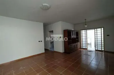 Casa com 3 quartos para alugar na Avenida Raulino Cotta Pacheco, --, Osvaldo Rezende, Uberlândia
