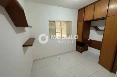 Casa com 4 quartos para alugar na Rua Caetés, --, Saraiva, Uberlândia