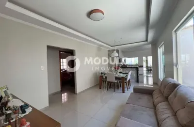 Casa residencial à venda, 3 quartos, 1 suíte, 3 vagas, santa mônica - uberlândia/mg