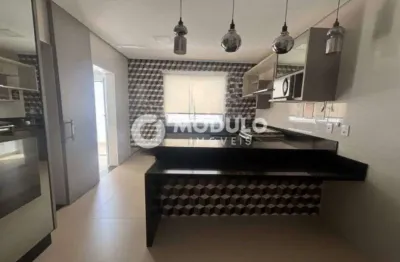 Casa em condomínio disponível para locação no bairro shopping park.