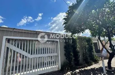 Casa com 3 quartos para alugar na Rua dos Flamboyants, --, Cidade Jardim, Uberlândia