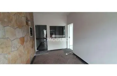 Casa com 3 quartos para alugar na Avenida Cipriano Del Favero, --, Centro, Uberlândia