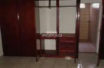 Apartamento com 3 quartos para alugar na Rua Atílio Valentini, --, Santa Mônica, Uberlândia