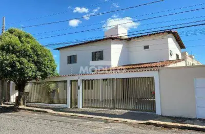 Casa estilo sobrado disponivel para locação no bairro santa mônica.