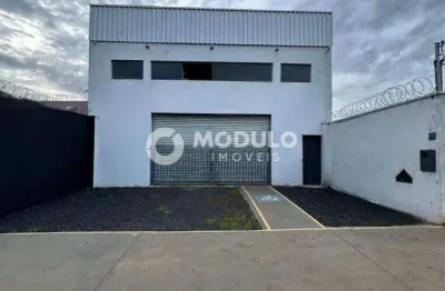 Barracão disponível para locação no bairro residencial pequis.