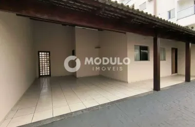 Casa com 3 quartos para alugar na Rua Laguna, --, Tabajaras, Uberlândia