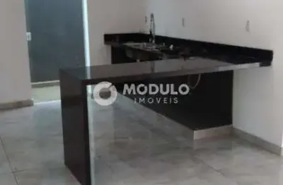 Casa com 3 quartos para alugar na Avenida Vereador Carlito Cordeiro, --, Granada, Uberlândia