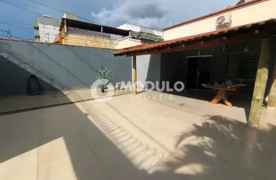 Casa com 3 quartos para alugar na Avenida Vereador Carlito Cordeiro, --, Granada, Uberlândia