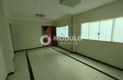 Casa com 3 quartos para alugar na Rua dos Bambuzais, --, Cidade Jardim, Uberlândia