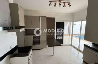 Casa de condomínio disponível para locação no bairro Laranjeiras.