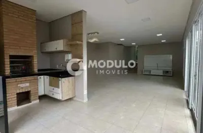 Casa em condomínio disponível para locação no bairro Jardins Barcelona.