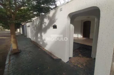 Casa com 3 quartos para alugar na Rua Divino Lucas Martins, --, Saraiva, Uberlândia