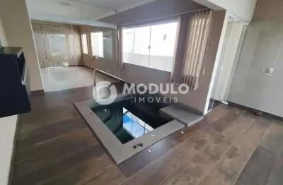 Casa residencial disponível para locação no bairro Jardim Karaíba.