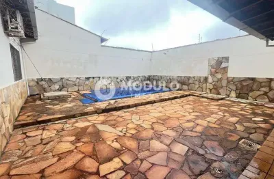 Casa com 3 quartos para alugar na Avenida Brasil, --, Brasil, Uberlândia