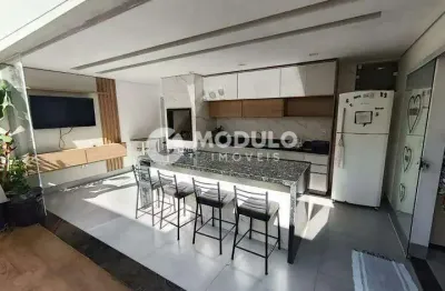 Casa com 3 quartos para alugar na Rua José Carrijo, --, Santa Mônica, Uberlândia