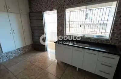 Apartamento disponível para locação no bairro Santa Mônica.