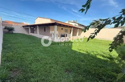 Casa residencial disponível para locação no bairro Santa Mônica.