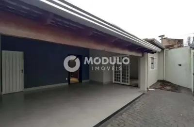 Casa residencial disponível para locação no bairro Martins.