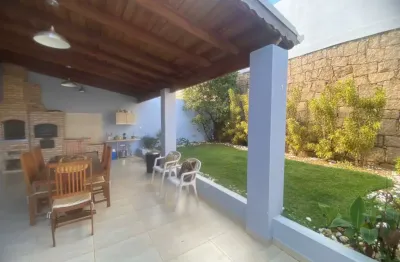 Casa pronta para morar no chacara das palmeiras imperiais no medeiros com 4 dorms, amplo quintal e área gourmet e 3 vagas
