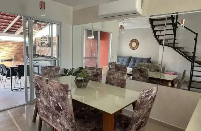 Casa sobrado pronta para morar no condomínio casas da toscana com 3dorms sendo 1 suíte, 2 vagas, todo com armários planejados.