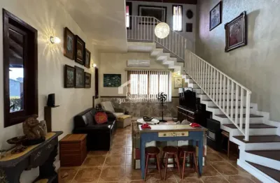 Casa assobradada à venda com 4 dormitórios no condomínio jardim das hortênsias em taubaté/sp.