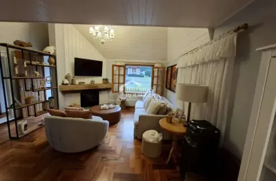 Casa à venda com 2 dormitórios no condomínio petiti village em campos do jordão/sp.