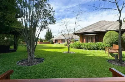 Casa à venda com 6 suítes no alto capivari em campos do jordão/sp.