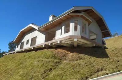 Casa à venda com 3 suítes no bairro parque água santa em campos do jordão/sp.