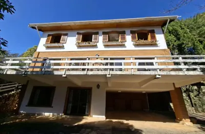 Casa à venda com 4 dormitórios no condomínio jardim véu da noiva em campos do jordão/sp.