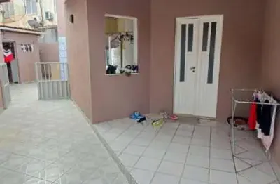 Com 3 dormitórios, sendo 3 suítes, 3 vagas de garagem, localizado em condomínio, construído no ano de 2015.