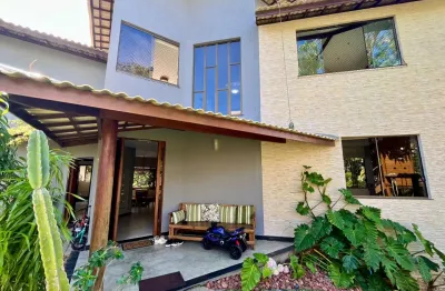 Linda casa decorada, tríplex em condomínio fechado, posição norte/sul com excelente ventilação cruzada, arborizada e excelente luminosidade.