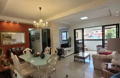 Apartamento no cidade jardim 2 suítes com dependência armários